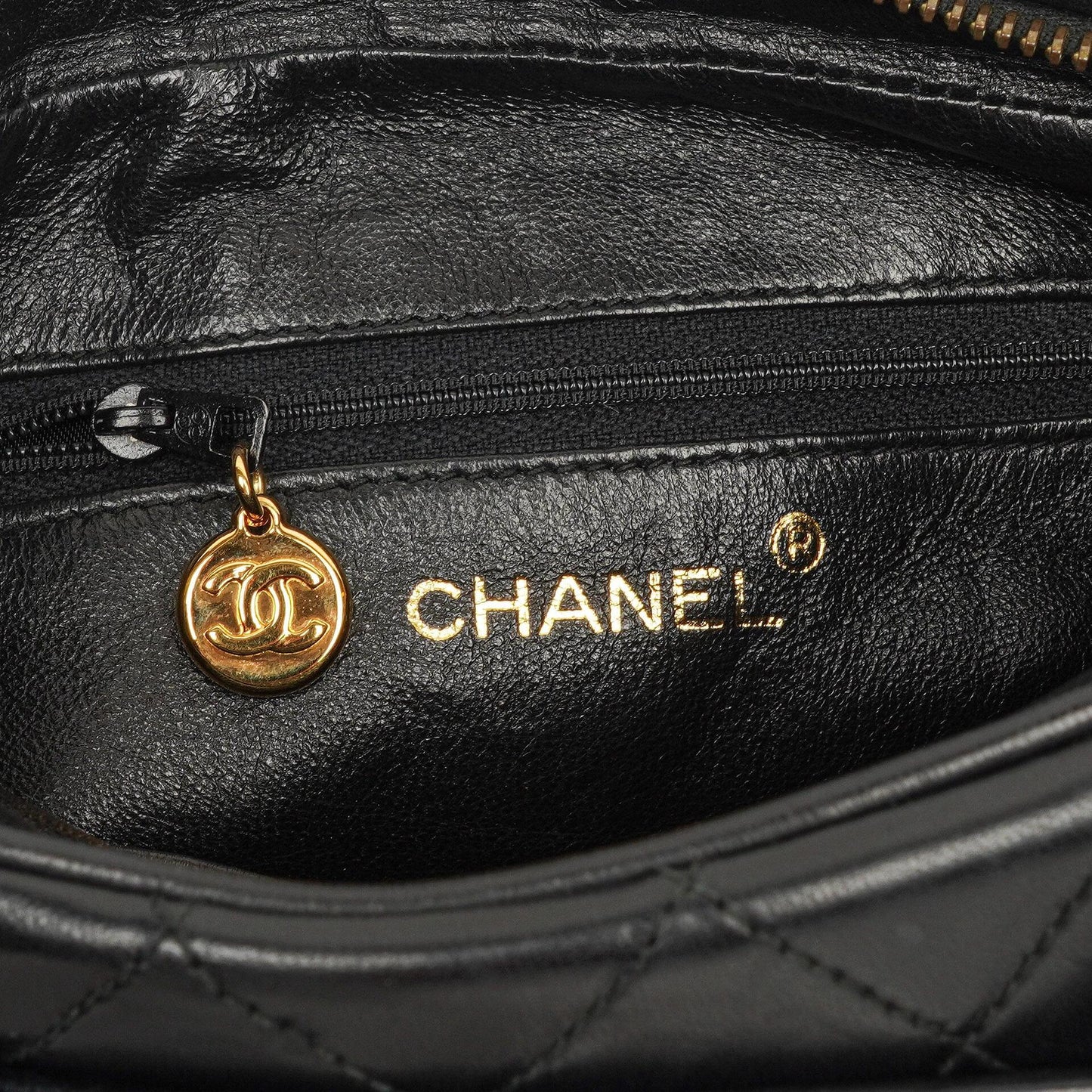 Chanel Vintage Camera Tassel Medium Umhängetasche aus schwarzem gestepptem Lammleder mit CC-Fronttasche, 1991-1994