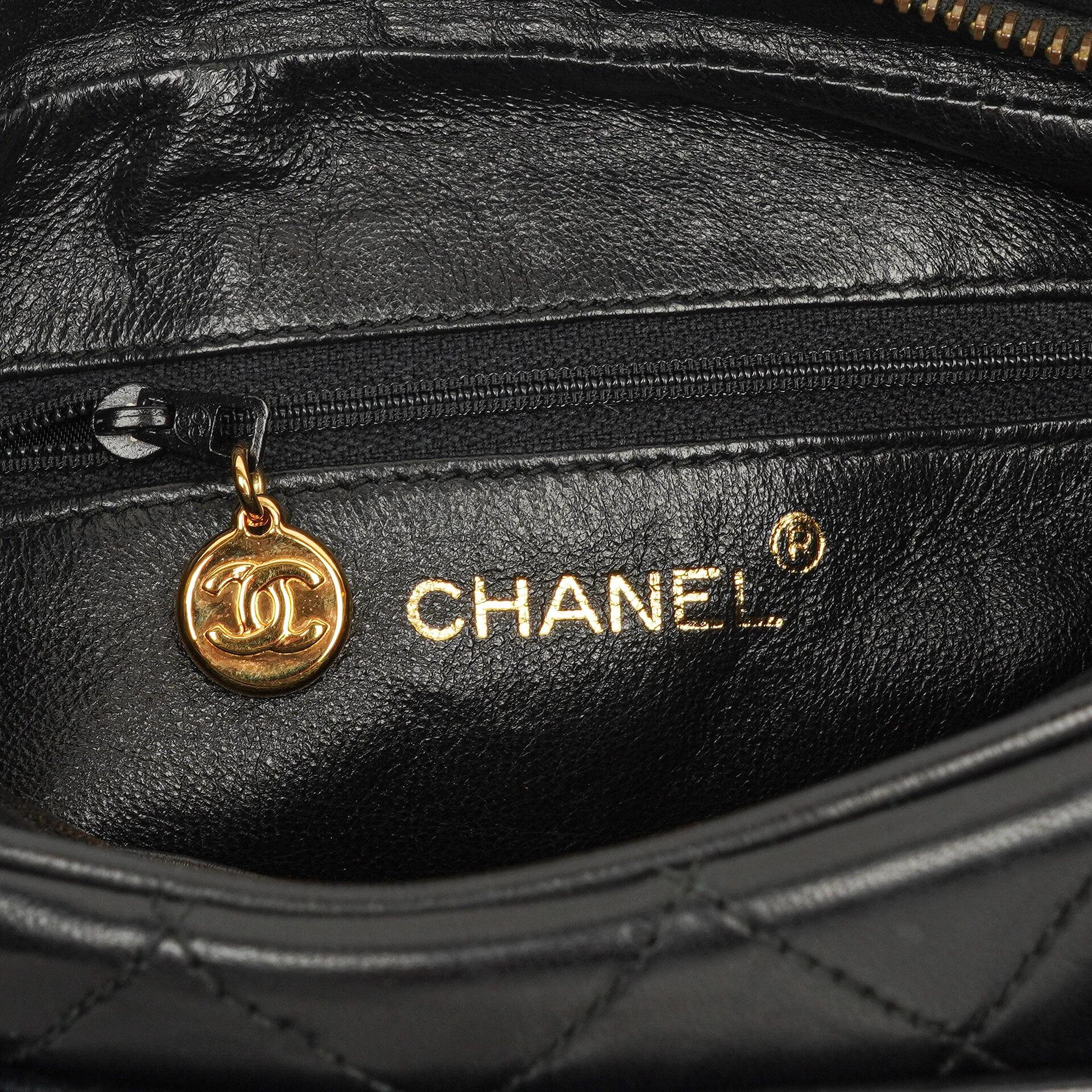Chanel Vintage Camera Tassel Medium Umhängetasche aus schwarzem gestepptem Lammleder mit CC-Fronttasche, 1991-1994