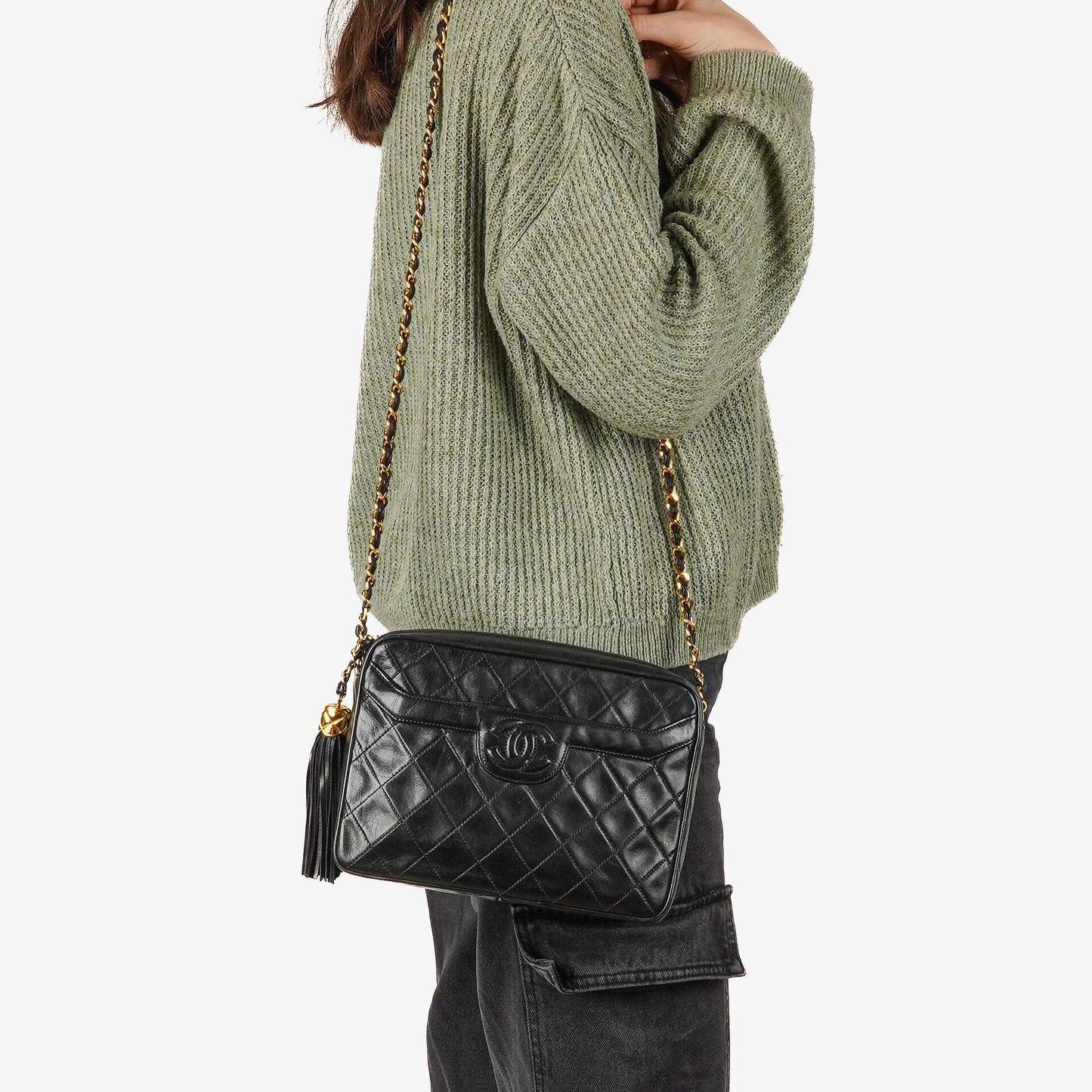 Chanel Vintage Camera Tassel Medium Umhängetasche aus schwarzem gestepptem Lammleder mit CC-Fronttasche, 1991-1994