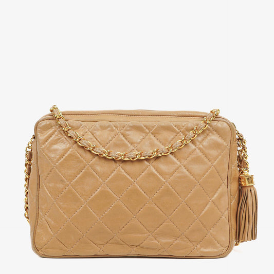Chanel Vintage Camera Tassel Tasche aus beigem gestepptem Lammleder