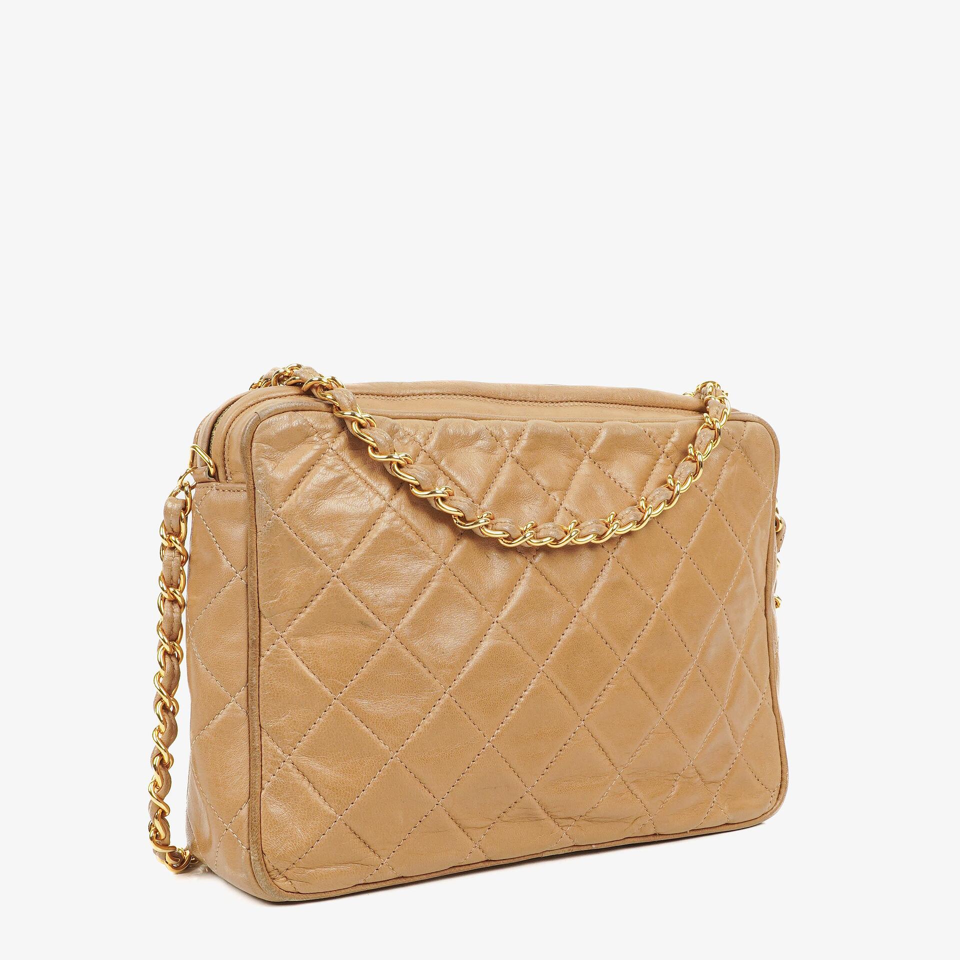 Chanel Vintage Camera Tassel Tasche aus beigem gestepptem Lammleder