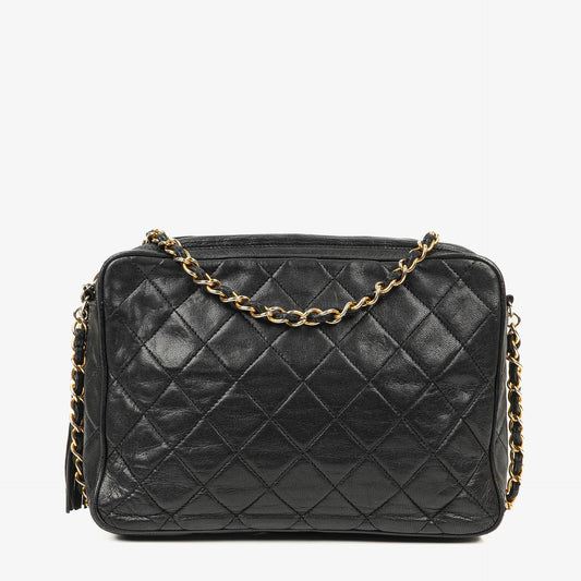 Chanel Vintage Camera Tasche aus schwarzem gestepptem Lammleder mit Quaste