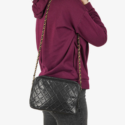Chanel Vintage Camera Tasche aus schwarzem gestepptem Lammleder mit Quaste