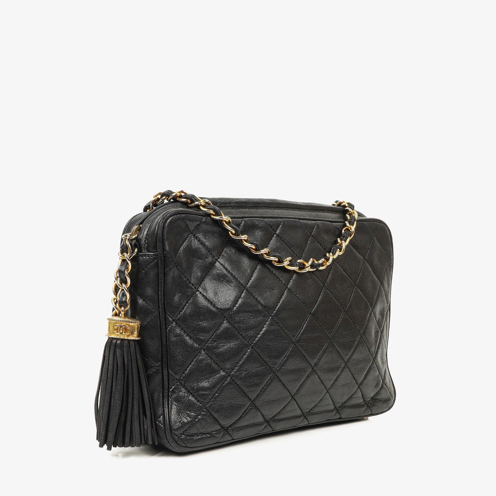 Chanel Vintage Camera Tasche aus schwarzem gestepptem Lammleder mit Quaste