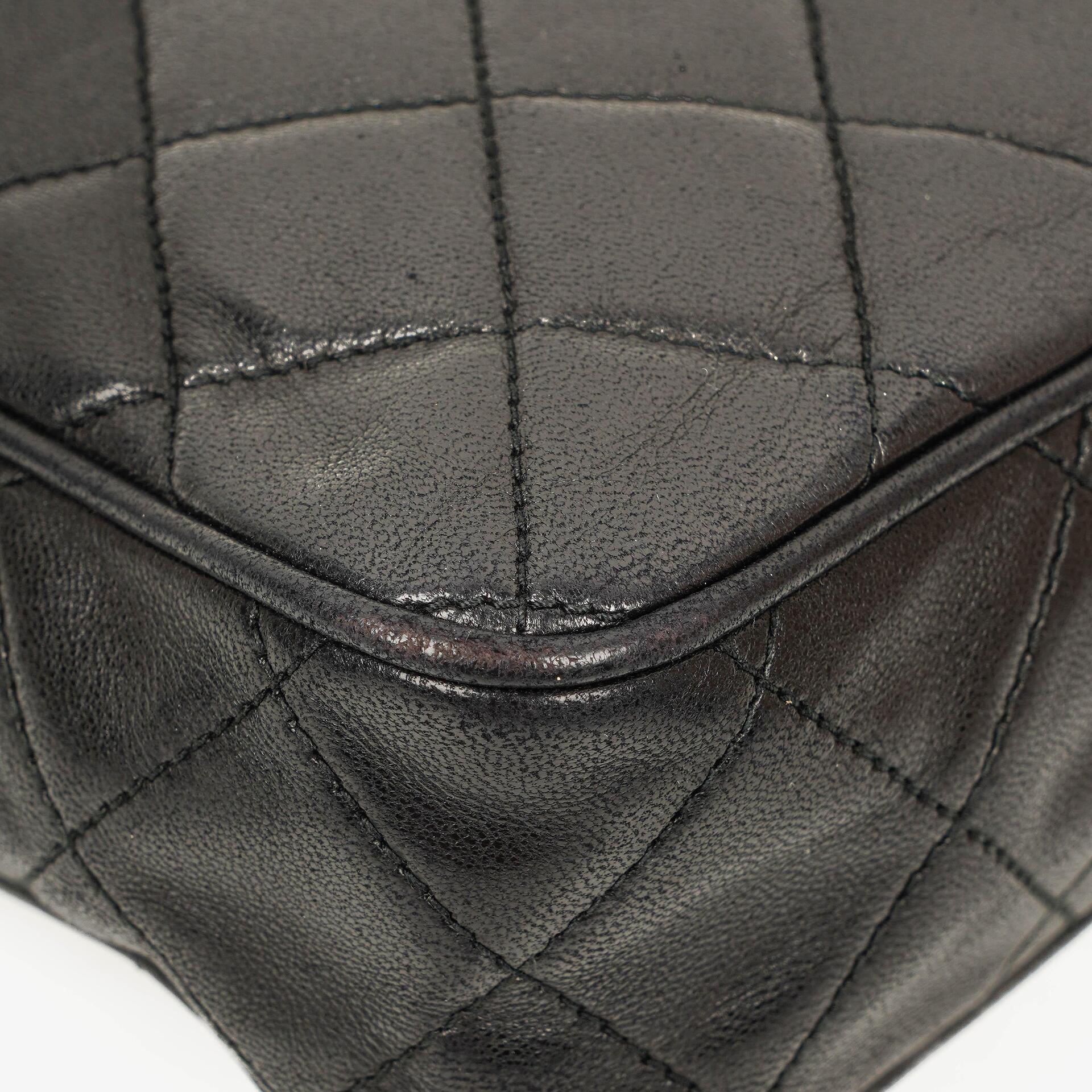 Chanel Vintage Camera Tasche aus schwarzem gestepptem Lammleder mit Quaste