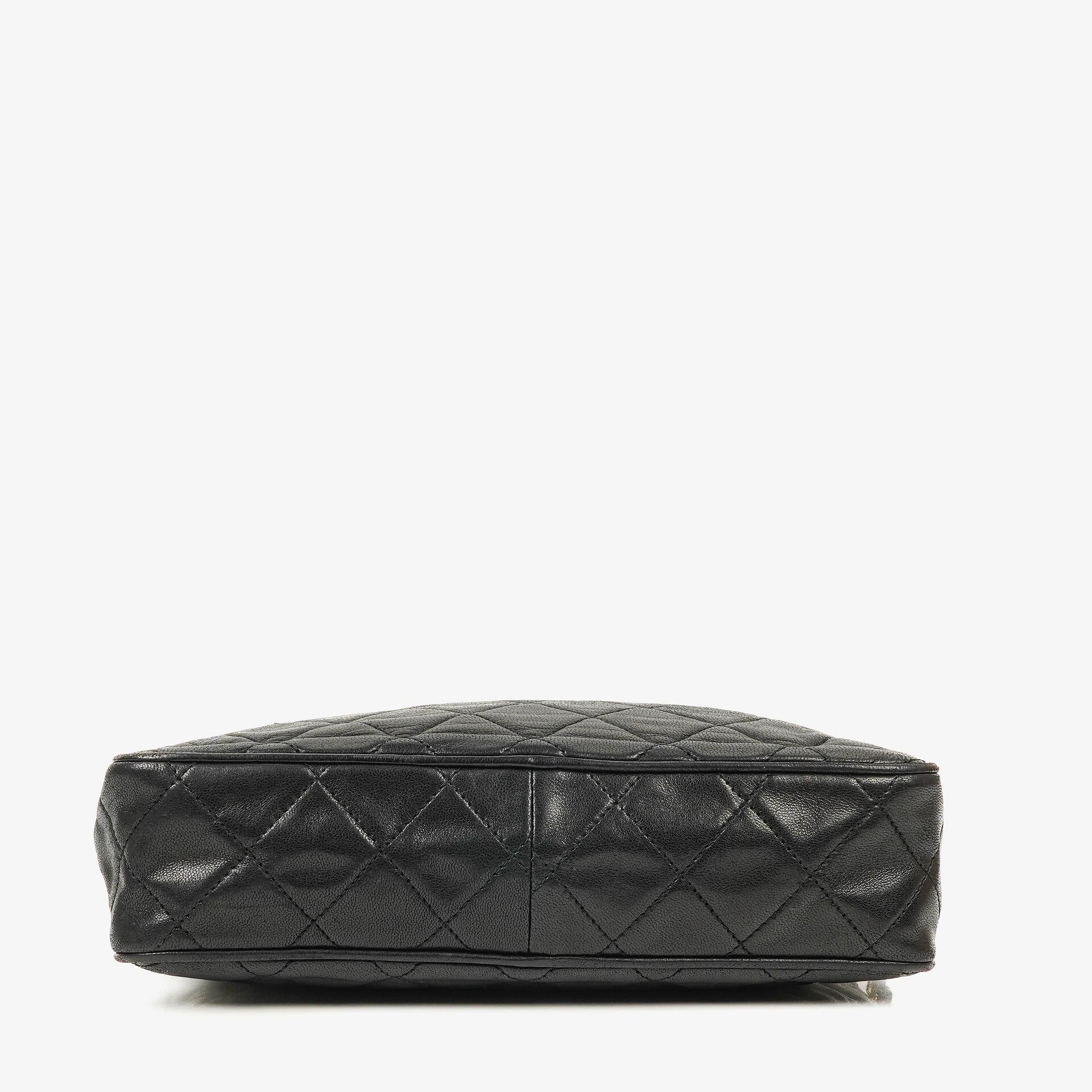 Chanel Vintage Camera Tasche aus schwarzem gestepptem Lammleder mit Quaste