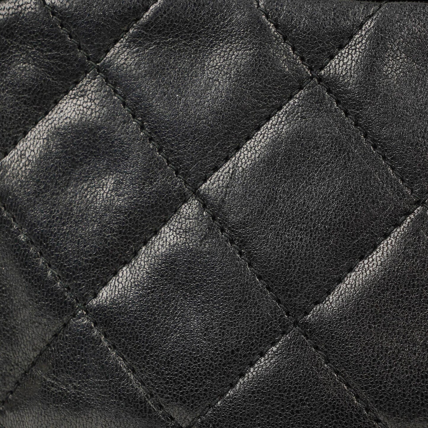 Chanel Vintage Camera Tasche aus schwarzem gestepptem Lammleder mit Quaste