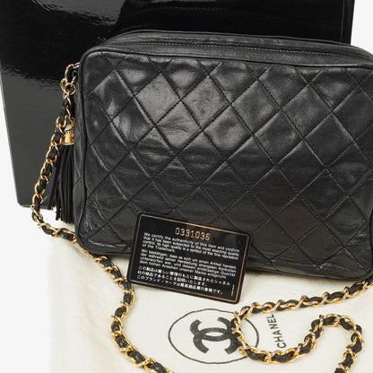 Chanel Vintage Camera Tasche aus schwarzem gestepptem Lammleder mit Quaste