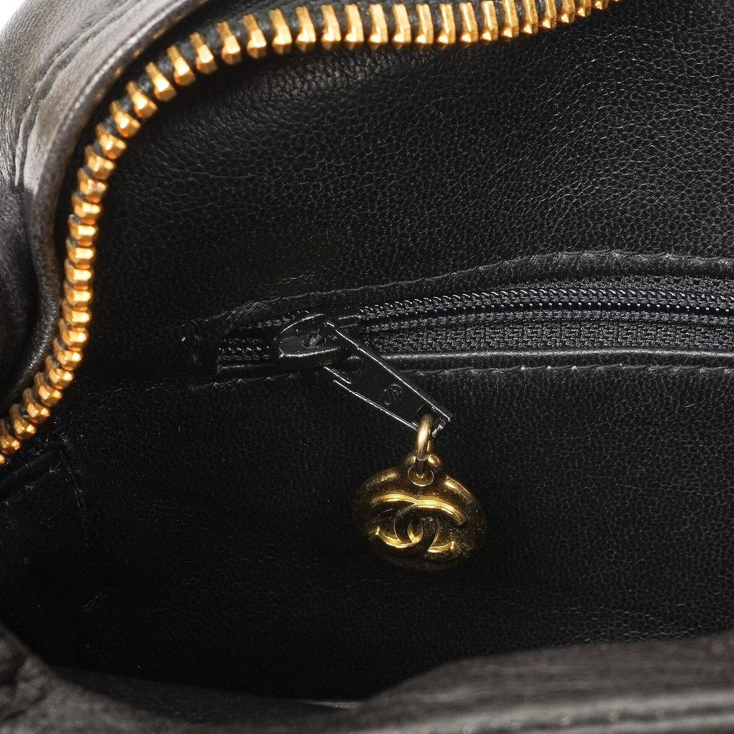 Chanel Vintage Camera Tassel CC Flap Pocket Tasche aus schwarzem gestepptem Lammleder mit Goldbeschlägen