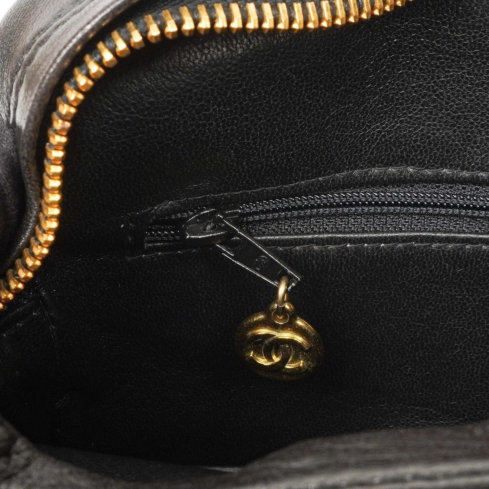 Chanel Vintage Camera Tassel CC Flap Pocket Tasche aus schwarzem gestepptem Lammleder mit Goldbeschlägen