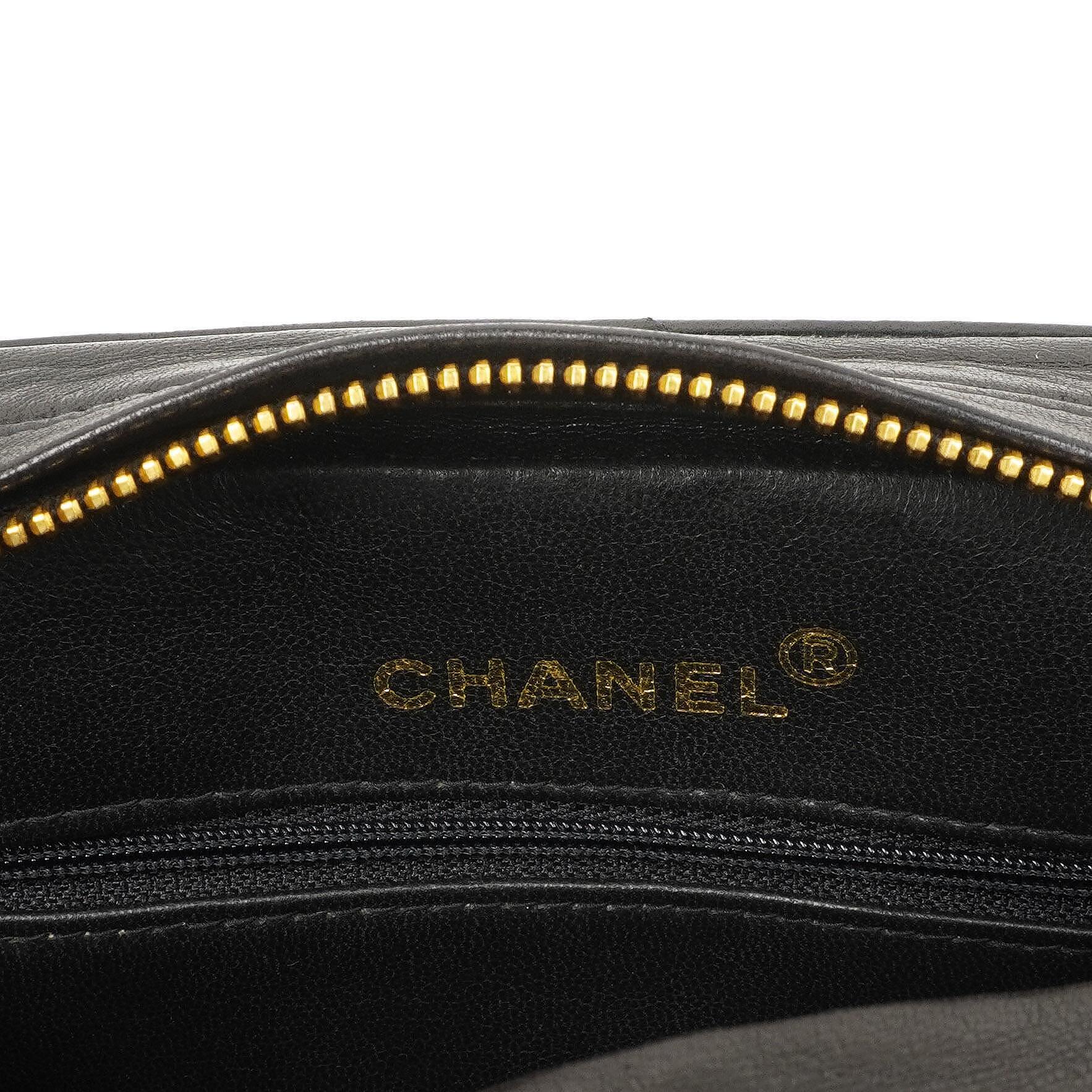 Chanel Vintage Camera Tassel CC Flap Pocket Tasche aus schwarzem gestepptem Lammleder mit Goldbeschlägen
