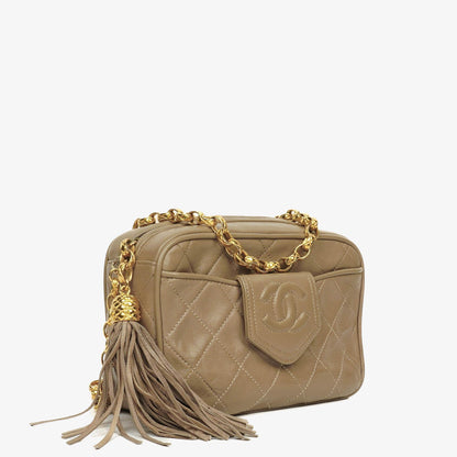 Chanel Vintage CC Camera Tassel Bag aus beigem gestepptem Lammleder