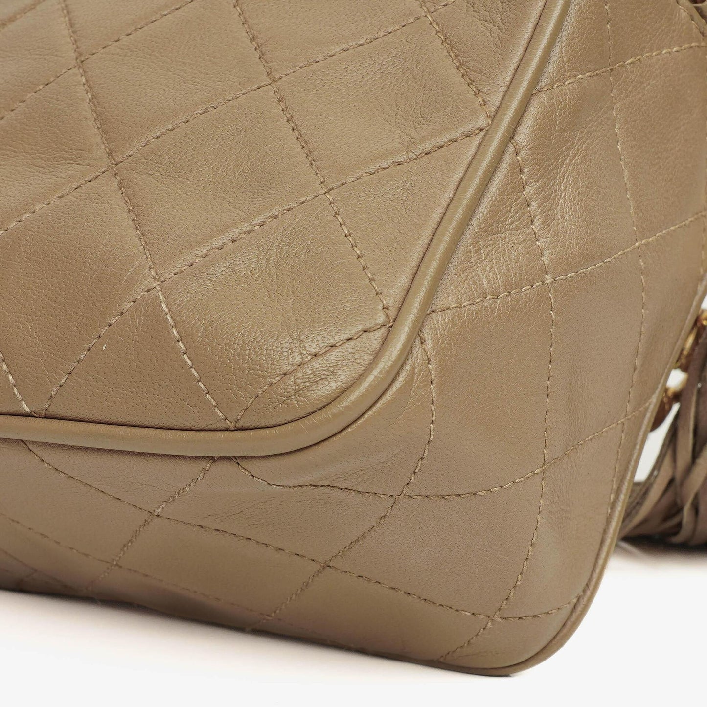 Chanel Vintage CC Camera Tassel Bag aus beigem gestepptem Lammleder