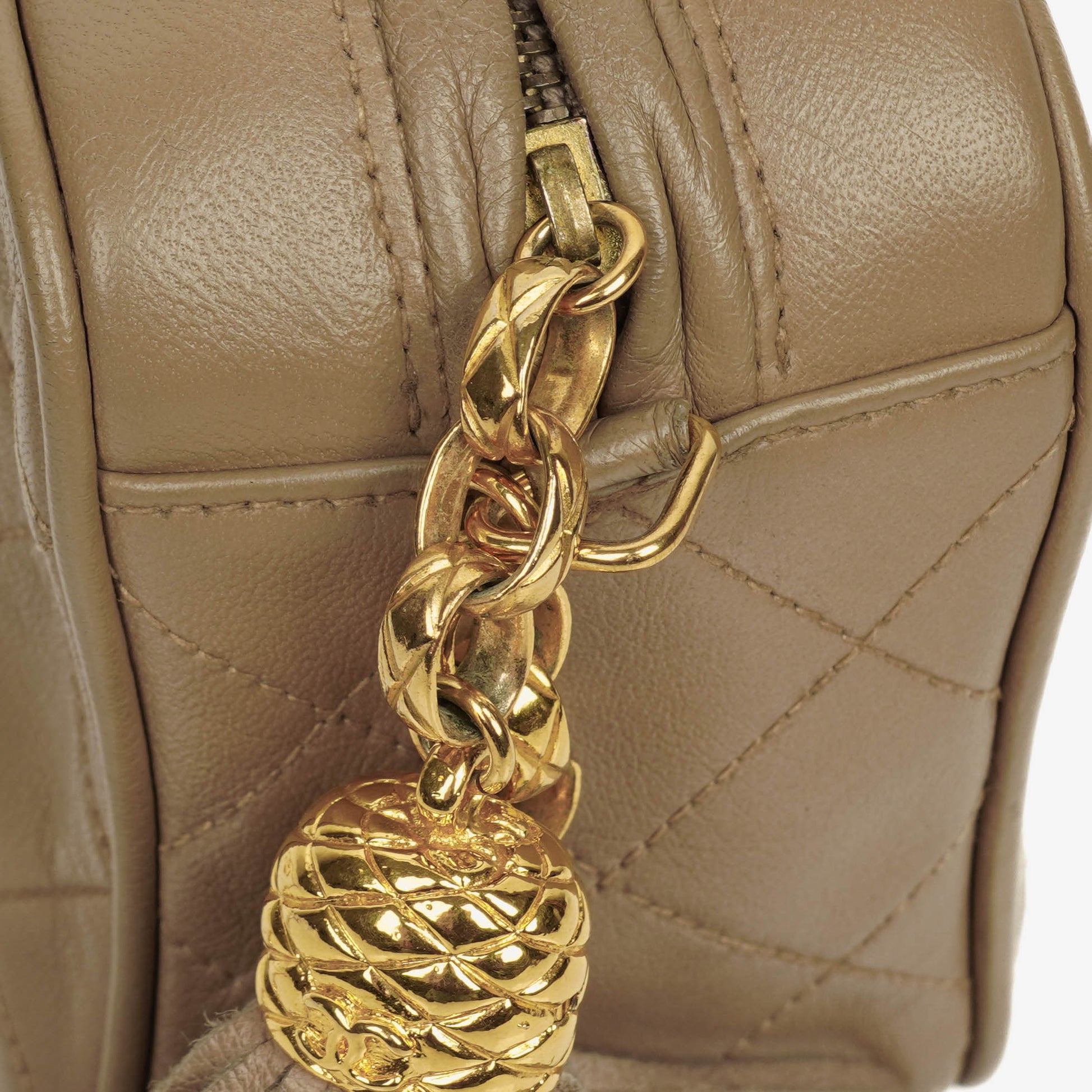 Chanel Vintage CC Camera Tassel Bag aus beigem gestepptem Lammleder