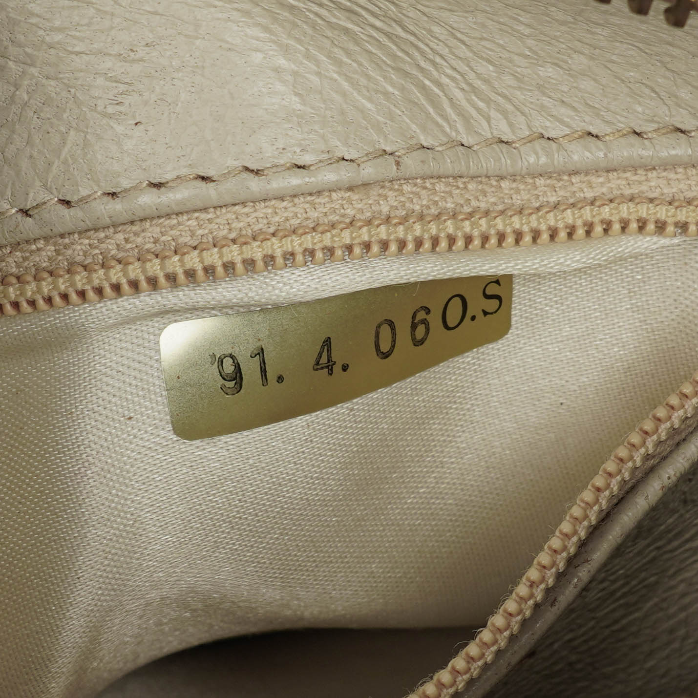 Chanel Vintage CC Camera Tassel Bag aus beigem gestepptem Lammleder