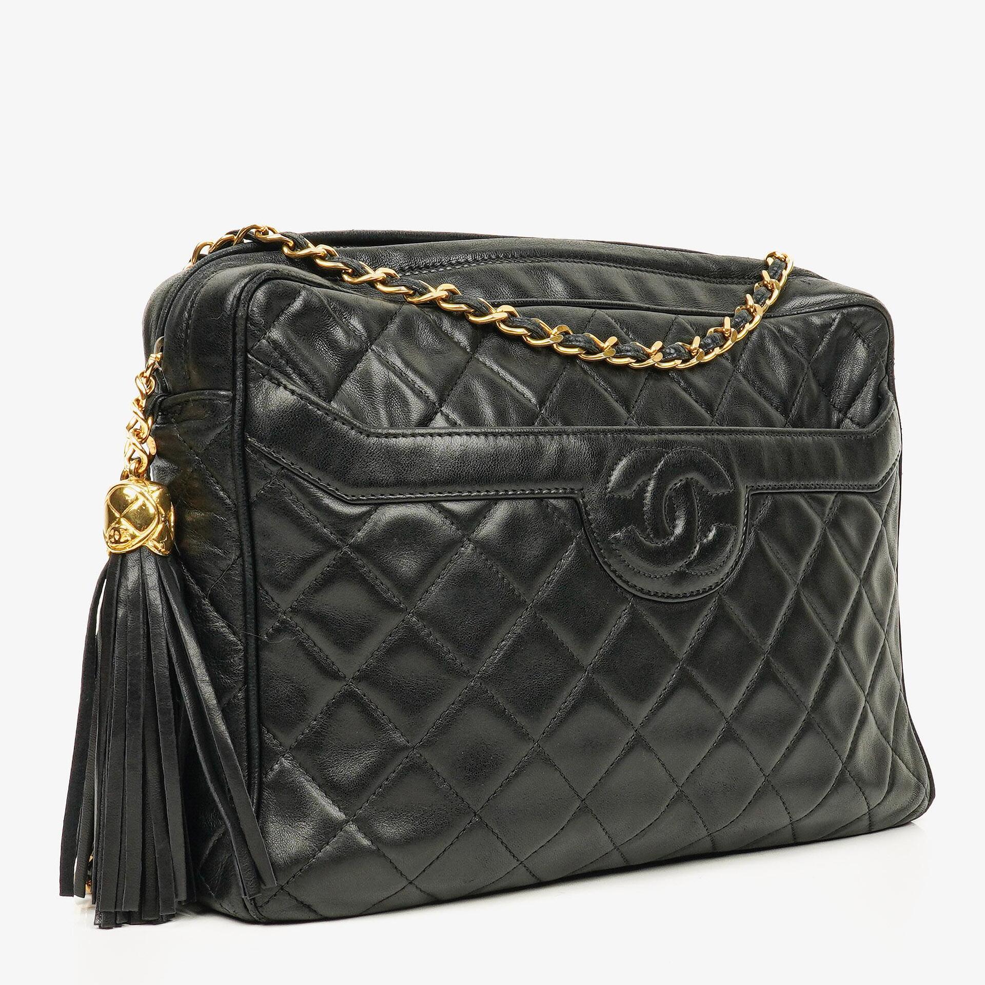 Chanel Vintage CC Camera Tasche aus schwarzem gestepptem Lammleder mit Quaste