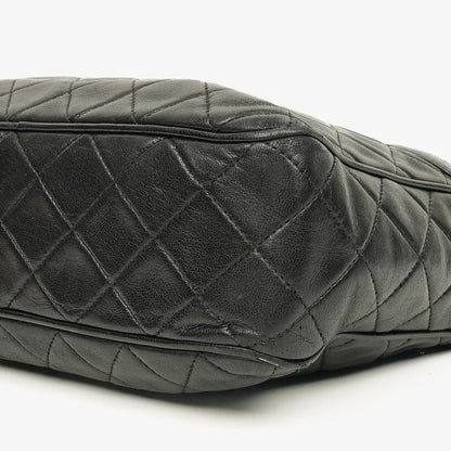 Chanel Vintage CC Camera Tasche aus schwarzem gestepptem Lammleder mit Quaste
