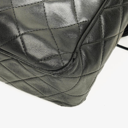 Chanel Vintage CC Camera Tasche aus schwarzem gestepptem Lammleder mit Quaste