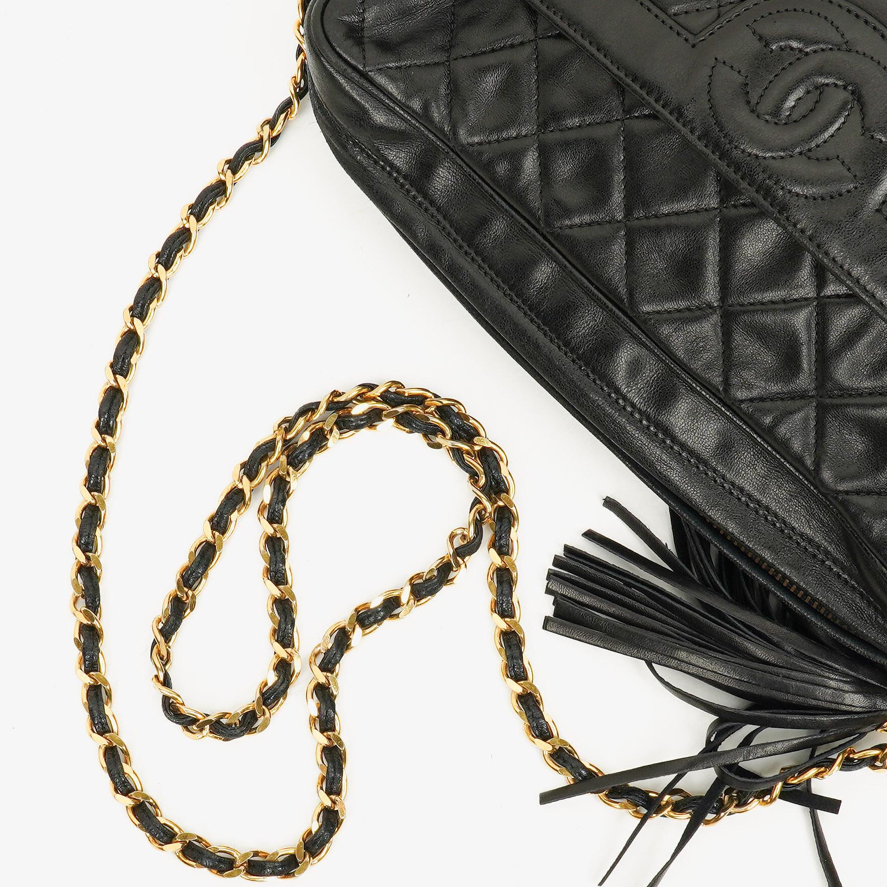 Chanel Vintage CC Camera Tasche aus schwarzem gestepptem Lammleder mit Quaste