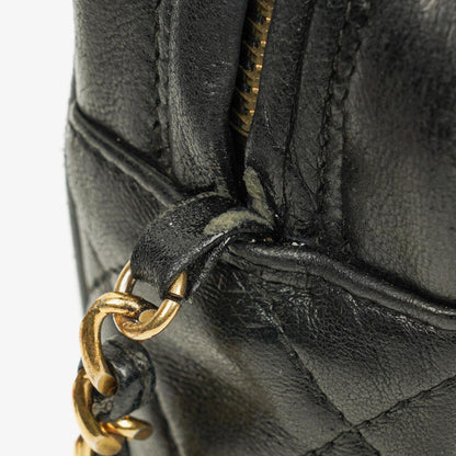 Chanel Vintage CC Camera Tasche aus schwarzem gestepptem Lammleder mit Quaste