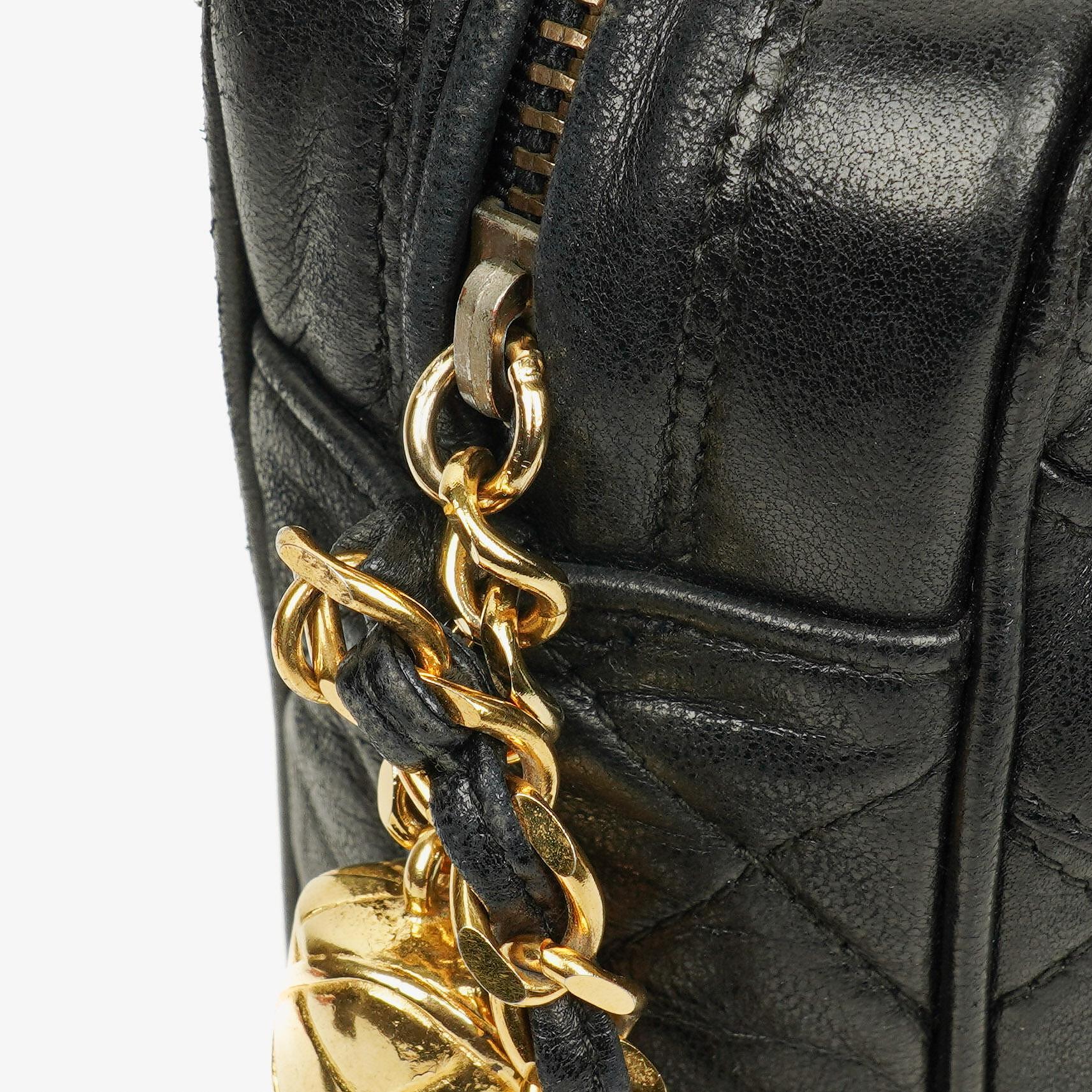 Chanel Vintage CC Camera Tasche aus schwarzem gestepptem Lammleder mit Quaste