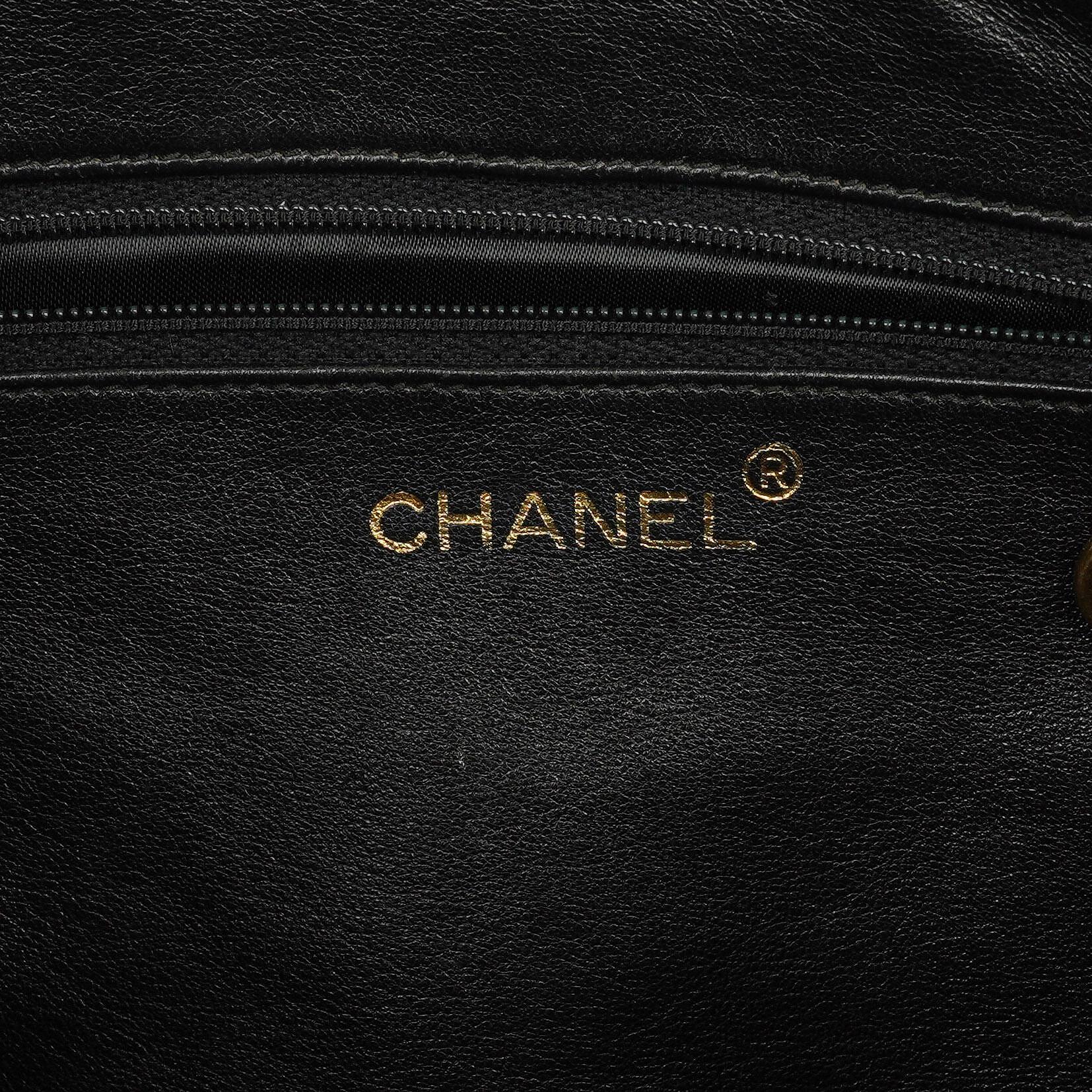 Chanel Vintage CC Camera Tasche aus schwarzem gestepptem Lammleder mit Quaste