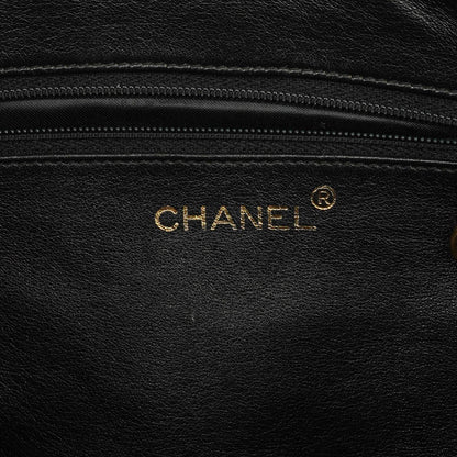 Chanel Vintage CC Camera Tasche aus schwarzem gestepptem Lammleder mit Quaste
