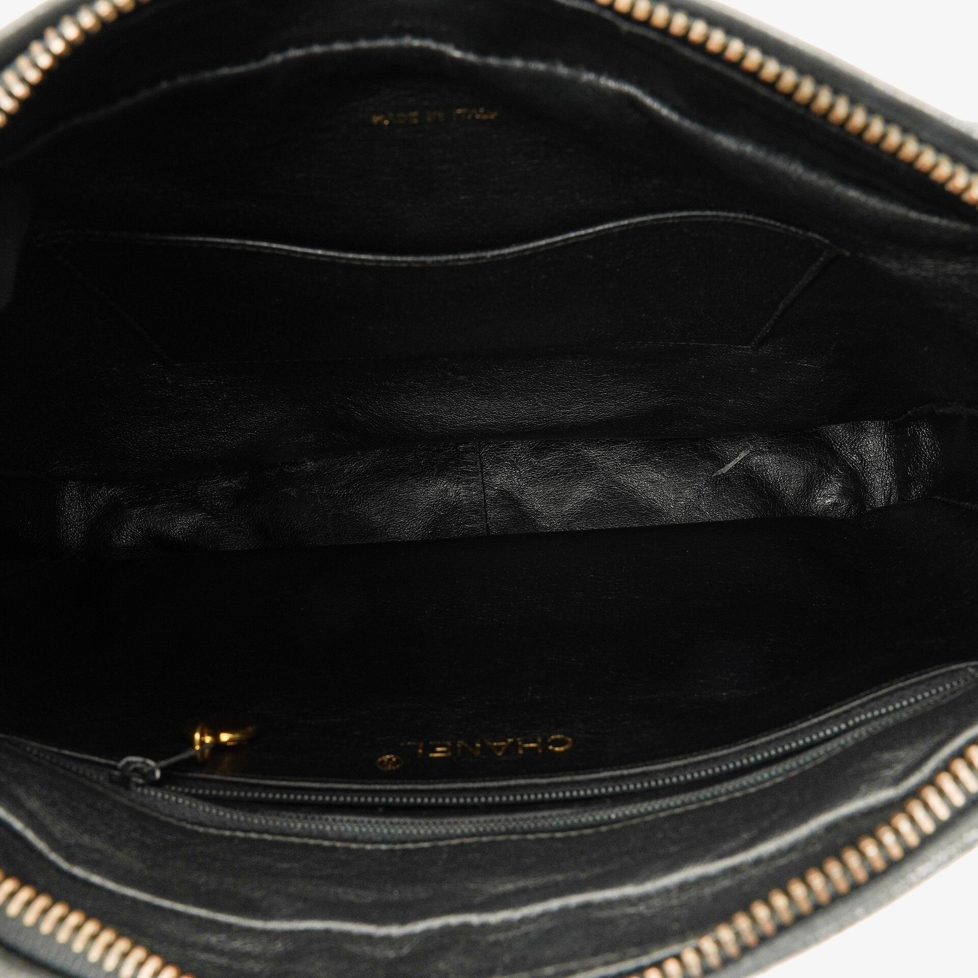 Chanel Vintage CC Camera Tasche aus schwarzem gestepptem Lammleder mit Quaste