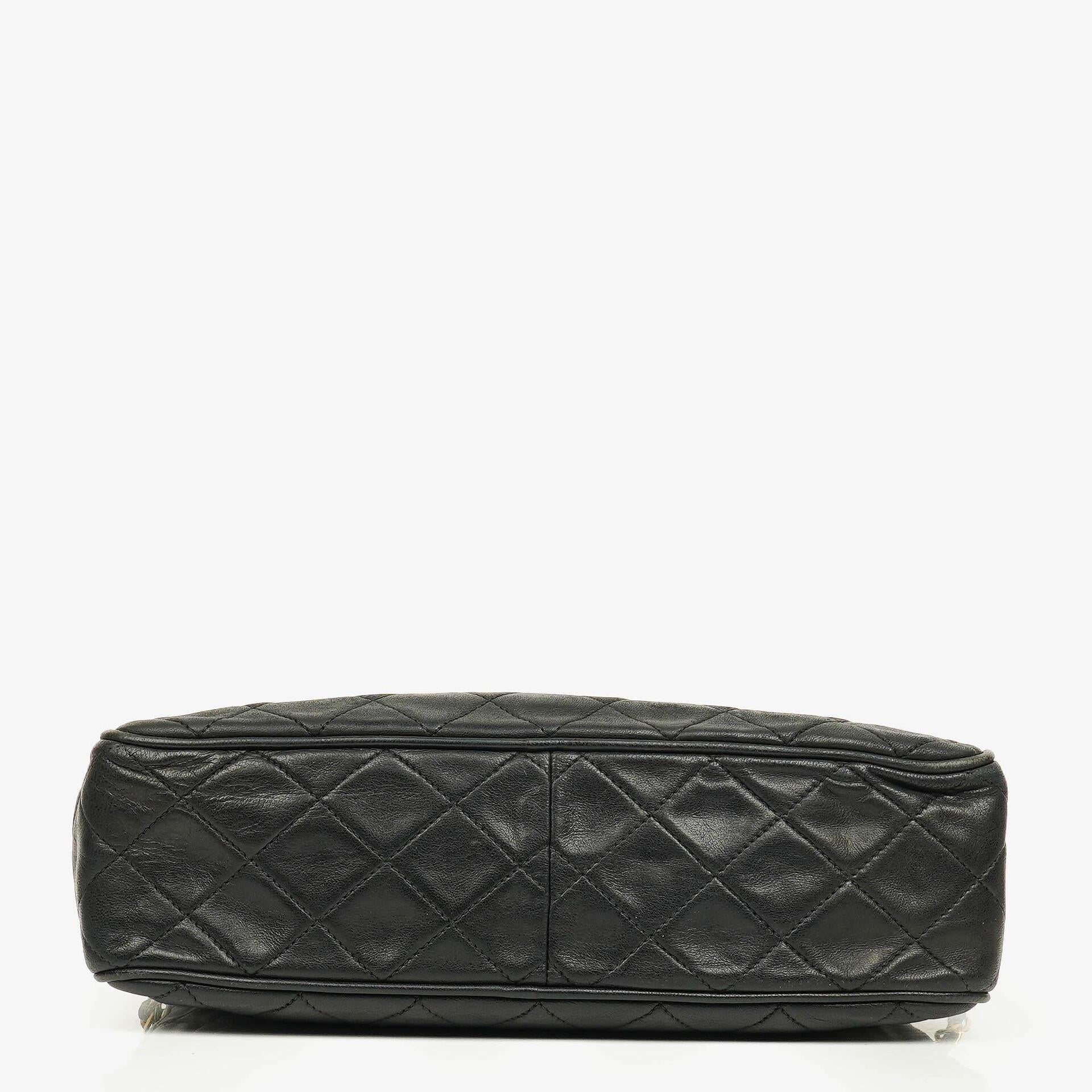 CHANEL Vintage CC Kamera-Quasten-Tasche aus schwarzem gestepptem Lammleder
