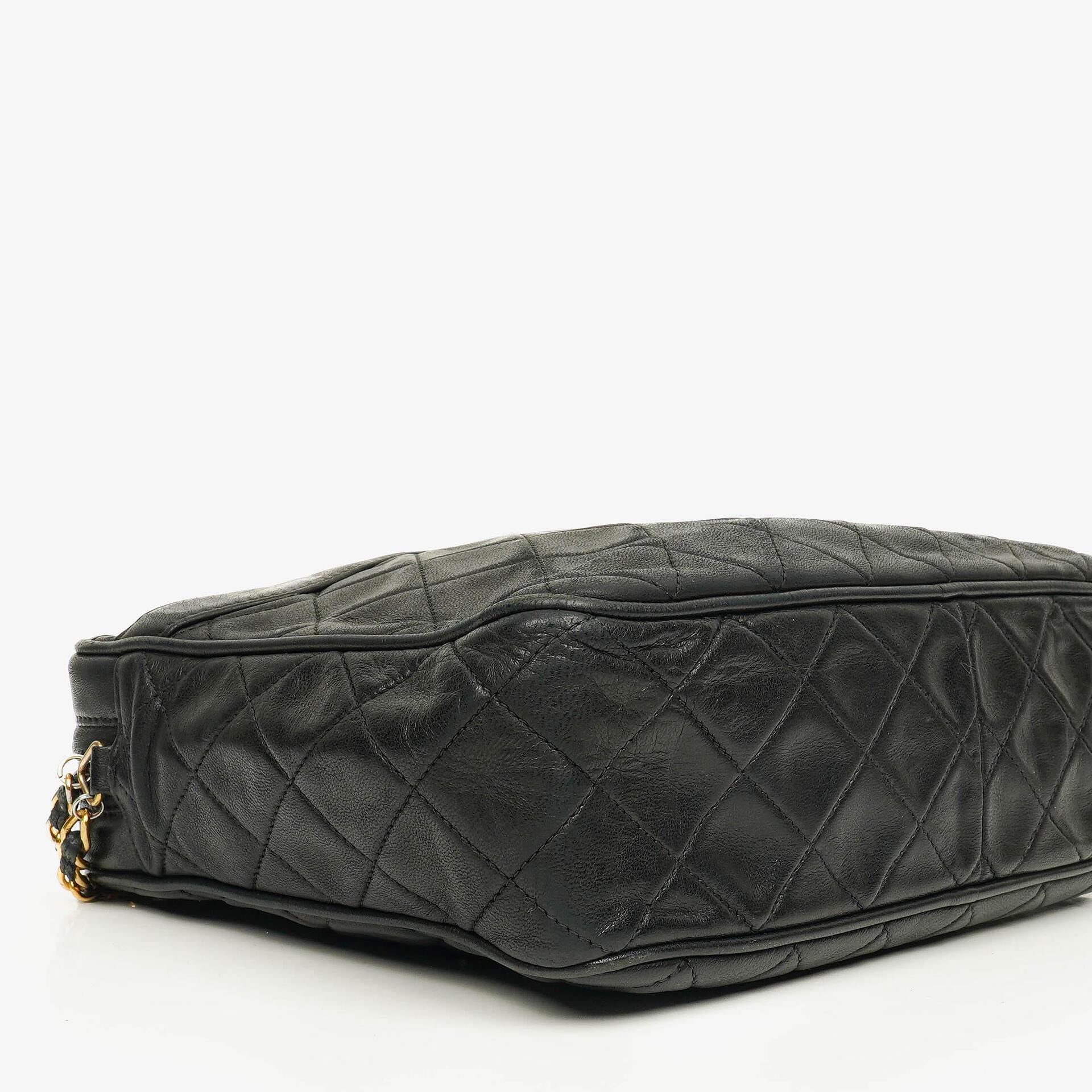 CHANEL Vintage CC Kamera-Quasten-Tasche aus schwarzem gestepptem Lammleder