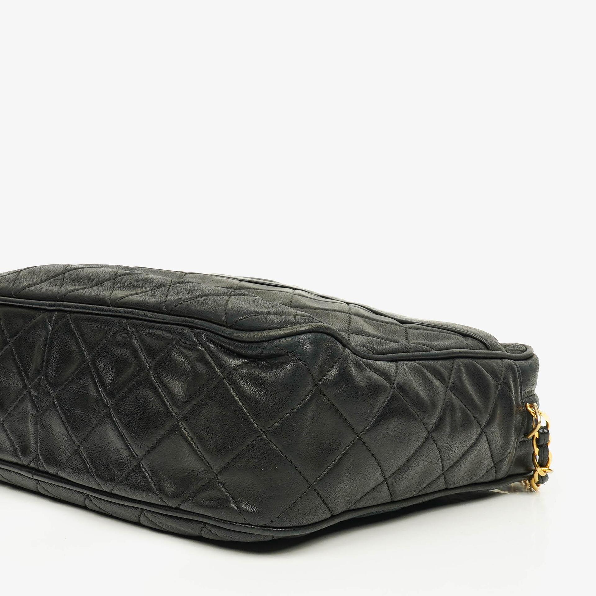 CHANEL Vintage CC Kamera-Quasten-Tasche aus schwarzem gestepptem Lammleder