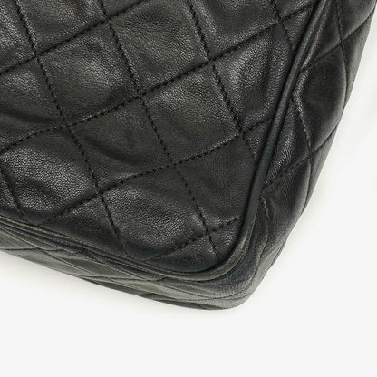 CHANEL Vintage CC Kamera-Quasten-Tasche aus schwarzem gestepptem Lammleder