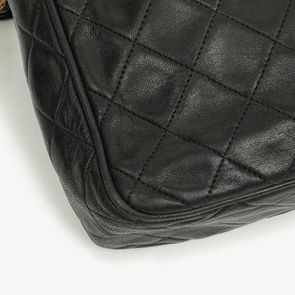 CHANEL Vintage CC Kamera-Quasten-Tasche aus schwarzem gestepptem Lammleder