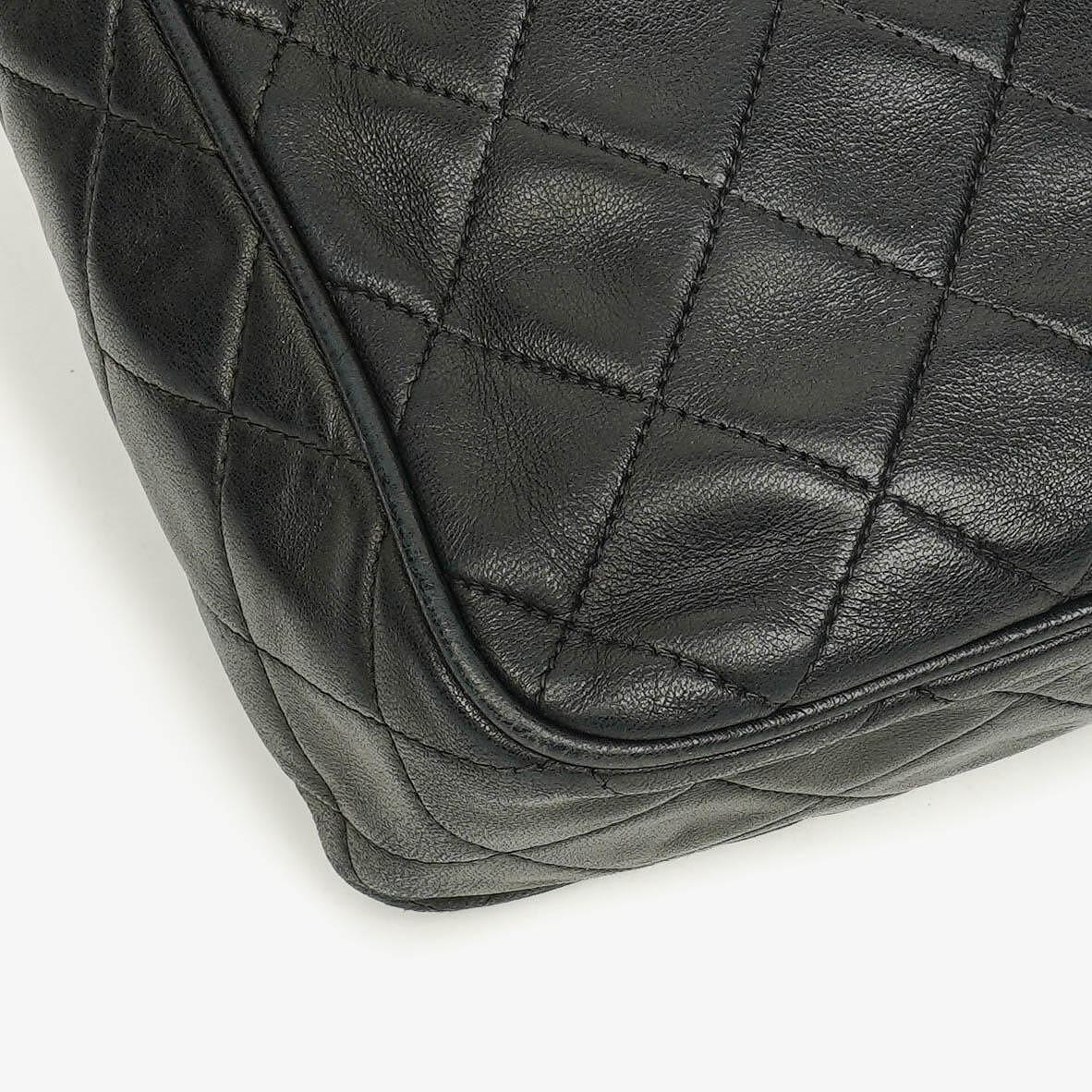 CHANEL Vintage CC Kamera-Quasten-Tasche aus schwarzem gestepptem Lammleder