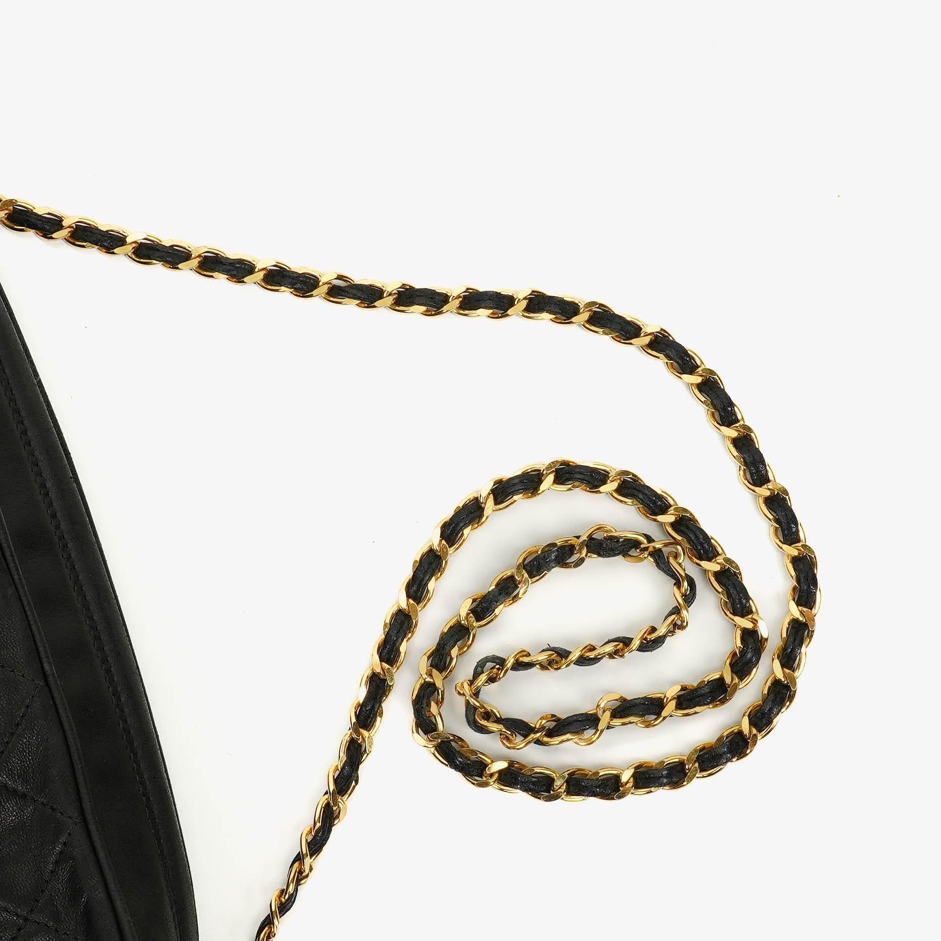 CHANEL Vintage CC Kamera-Quasten-Tasche aus schwarzem gestepptem Lammleder