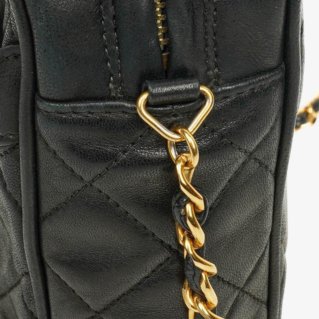 CHANEL Vintage CC Kamera-Quasten-Tasche aus schwarzem gestepptem Lammleder
