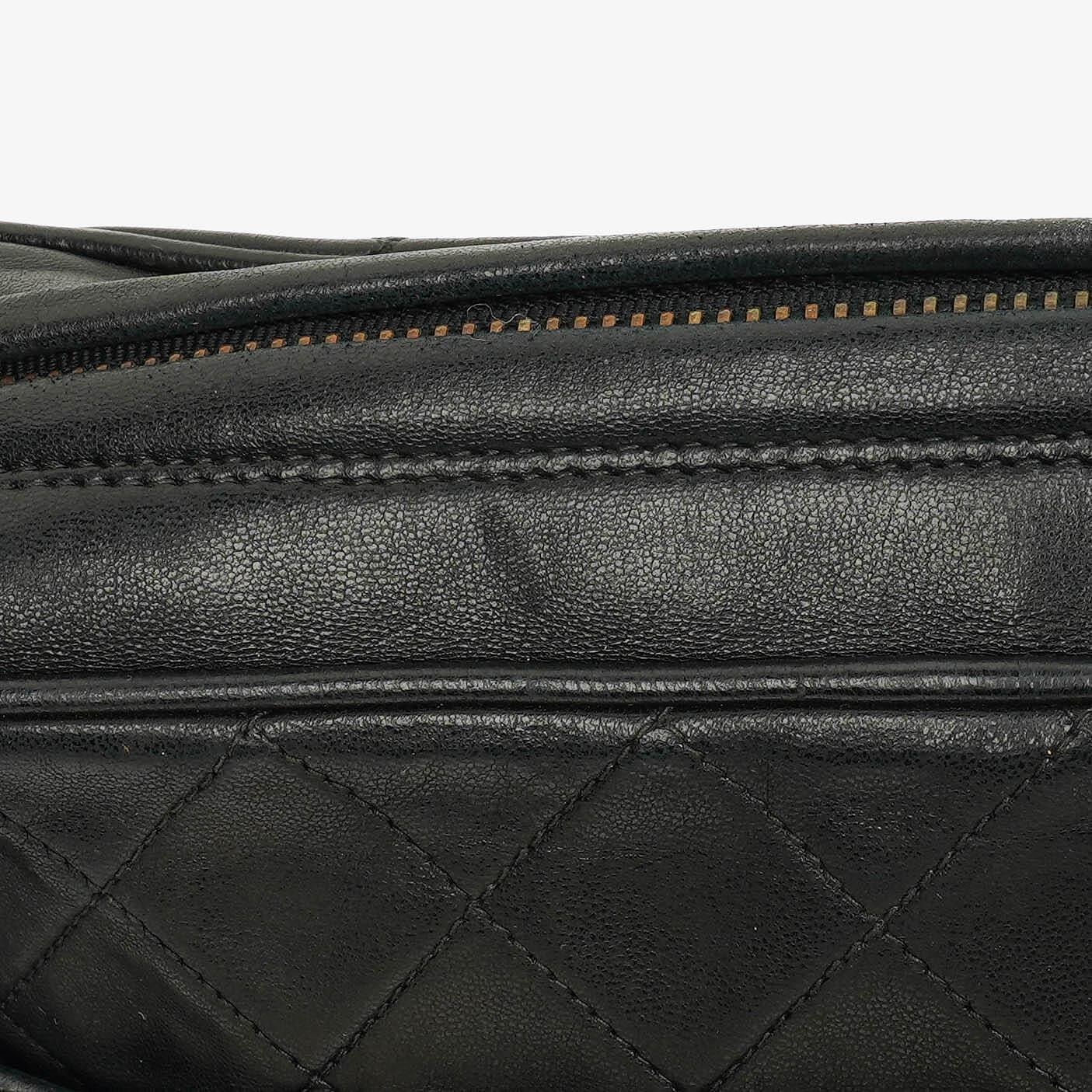 CHANEL Vintage CC Kamera-Quasten-Tasche aus schwarzem gestepptem Lammleder