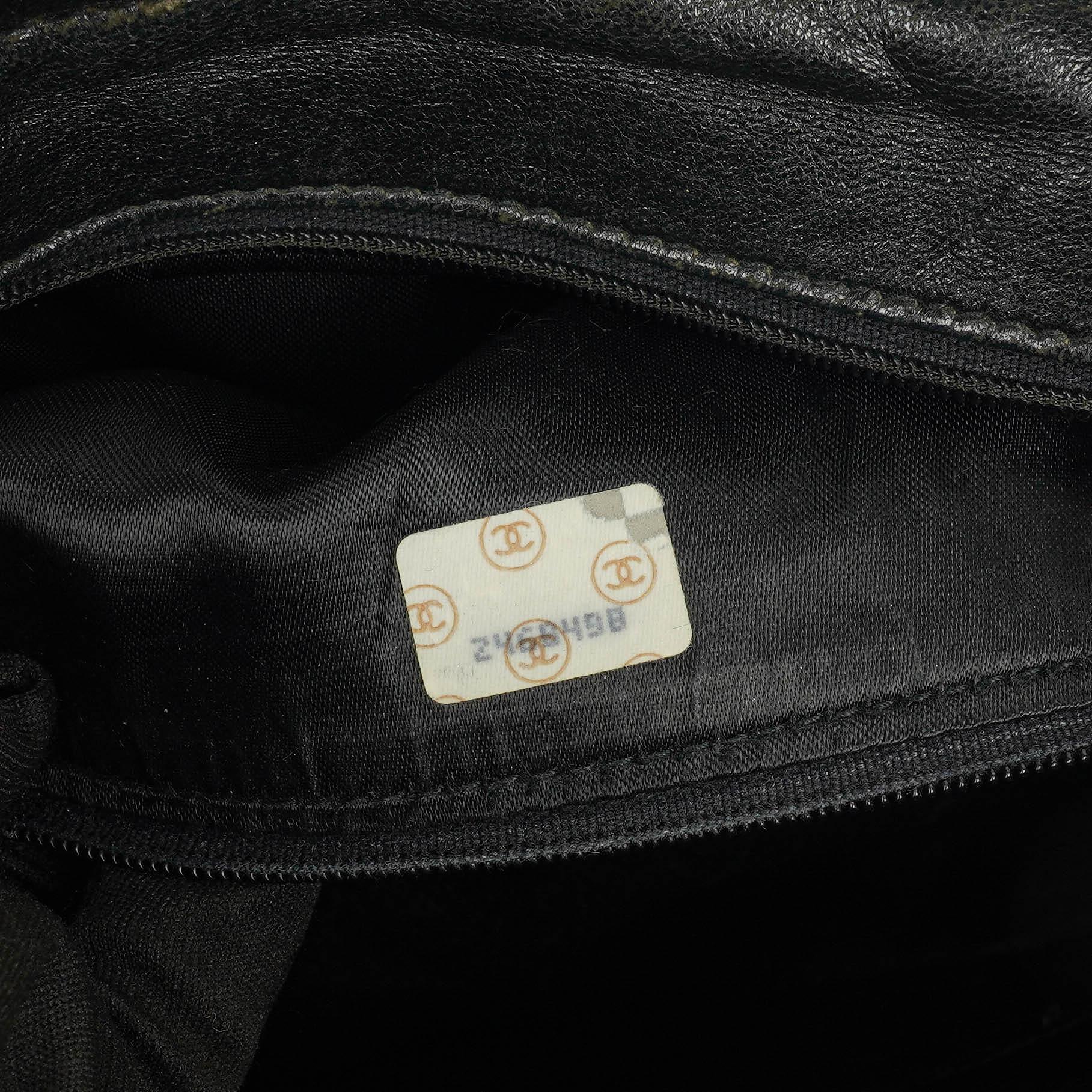 CHANEL Vintage CC Kamera-Quasten-Tasche aus schwarzem gestepptem Lammleder