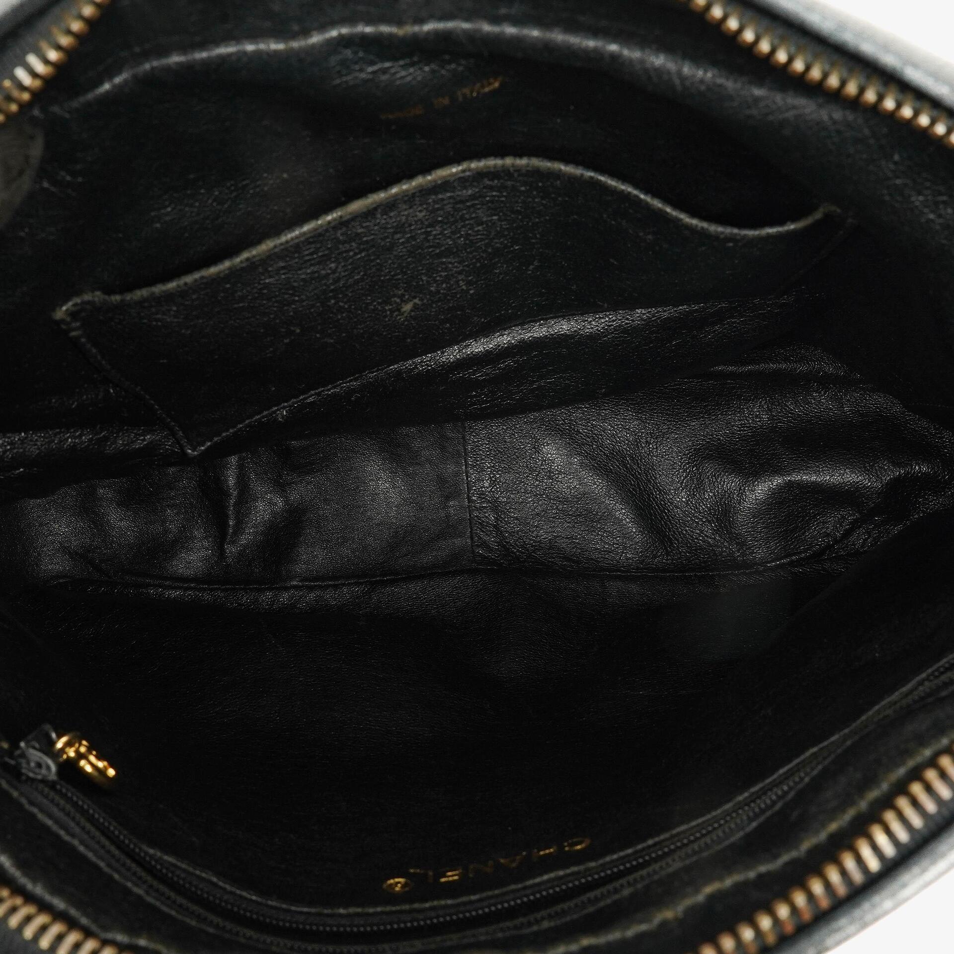 CHANEL Vintage CC Kamera-Quasten-Tasche aus schwarzem gestepptem Lammleder