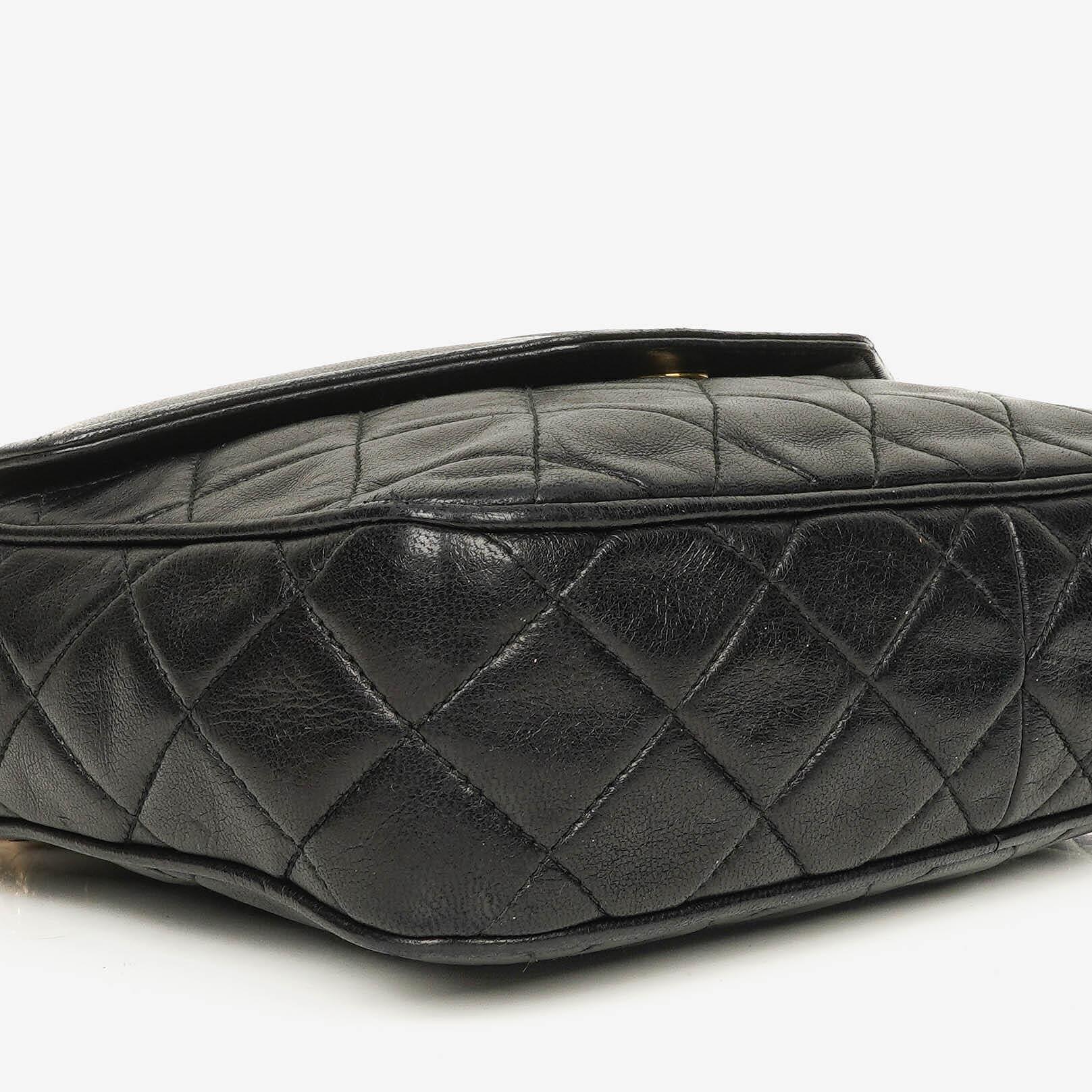 Chanel Vintage CC Camera Tassel Bag aus schwarzem gestepptem Lammleder
