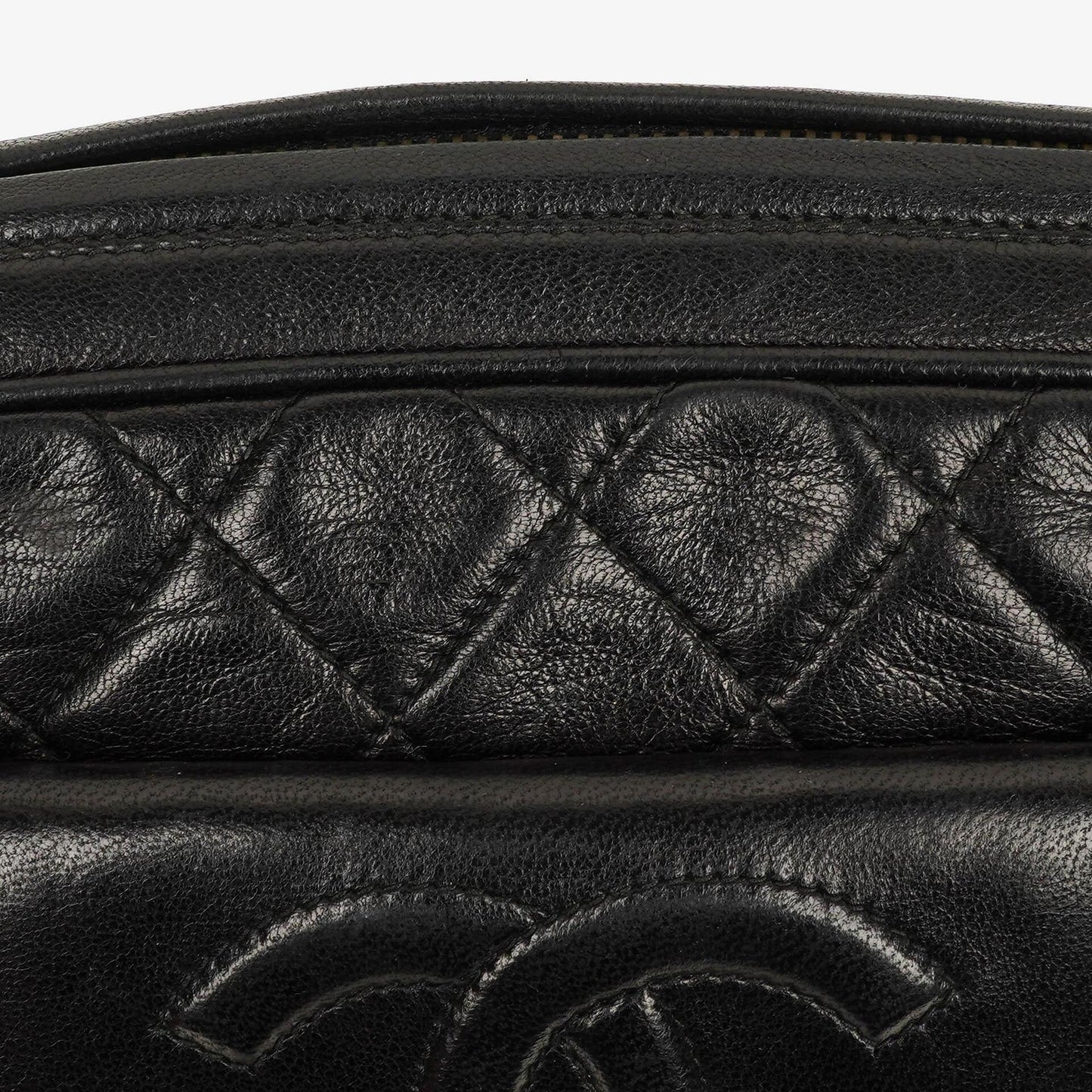 Chanel Vintage CC Camera Tassel Bag aus schwarzem gestepptem Lammleder