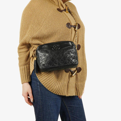 Chanel Vintage CC Camera Bag aus schwarzem gestepptem Lammleder mit Quaste