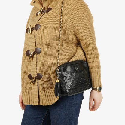 Chanel Vintage CC Camera Bag aus schwarzem gestepptem Lammleder mit Quaste