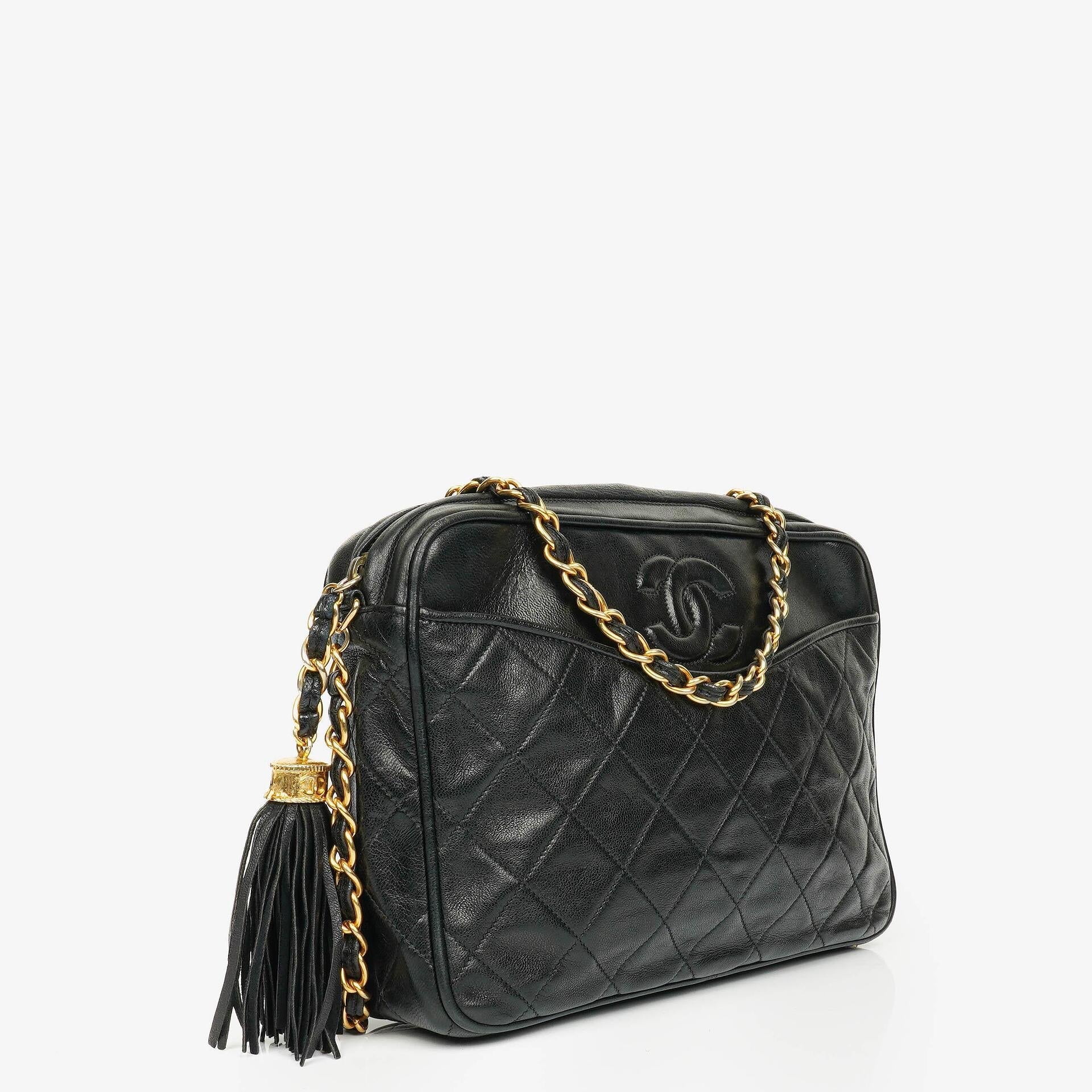 Chanel Vintage CC Camera Bag aus schwarzem gestepptem Lammleder mit Quaste
