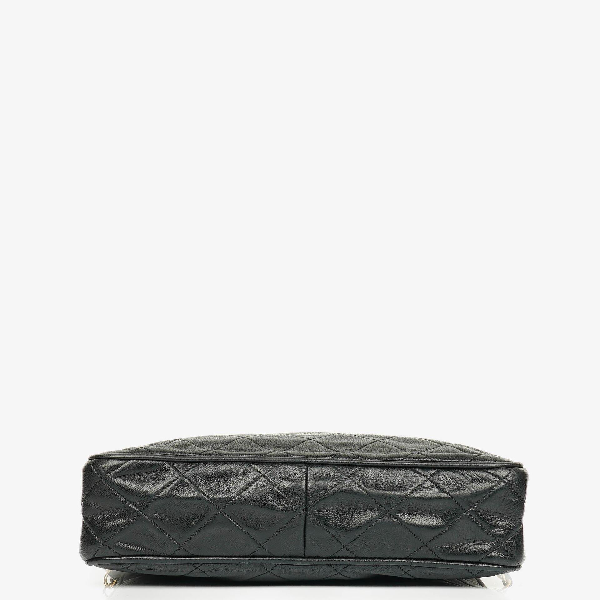 Chanel Vintage CC Camera Bag aus schwarzem gestepptem Lammleder mit Quaste