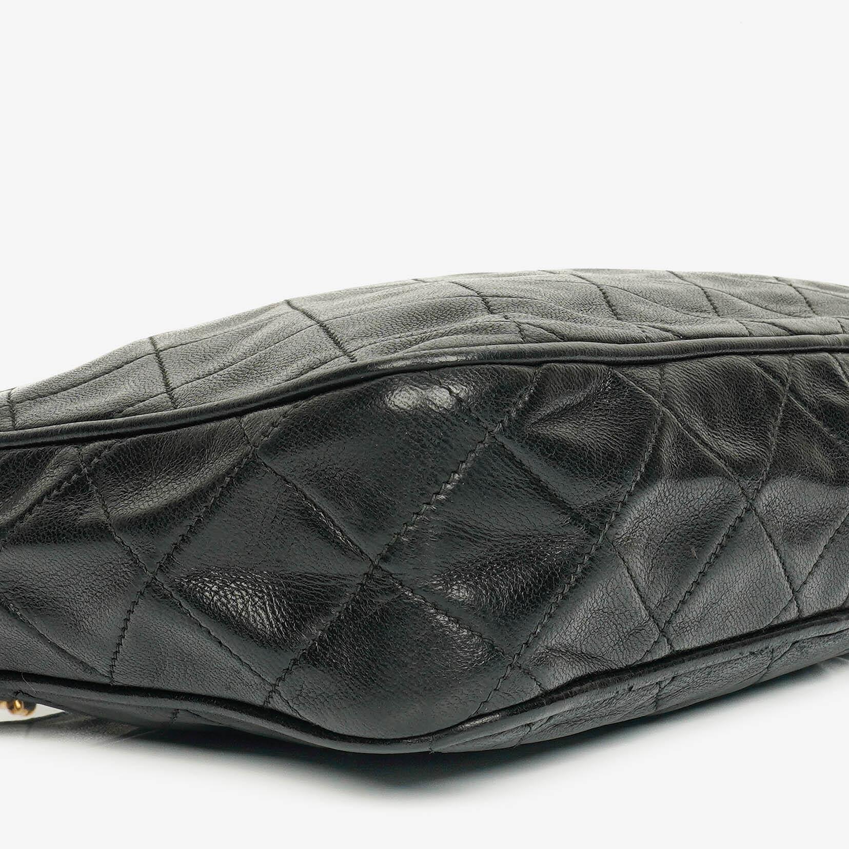 Chanel Vintage CC Camera Bag aus schwarzem gestepptem Lammleder mit Quaste