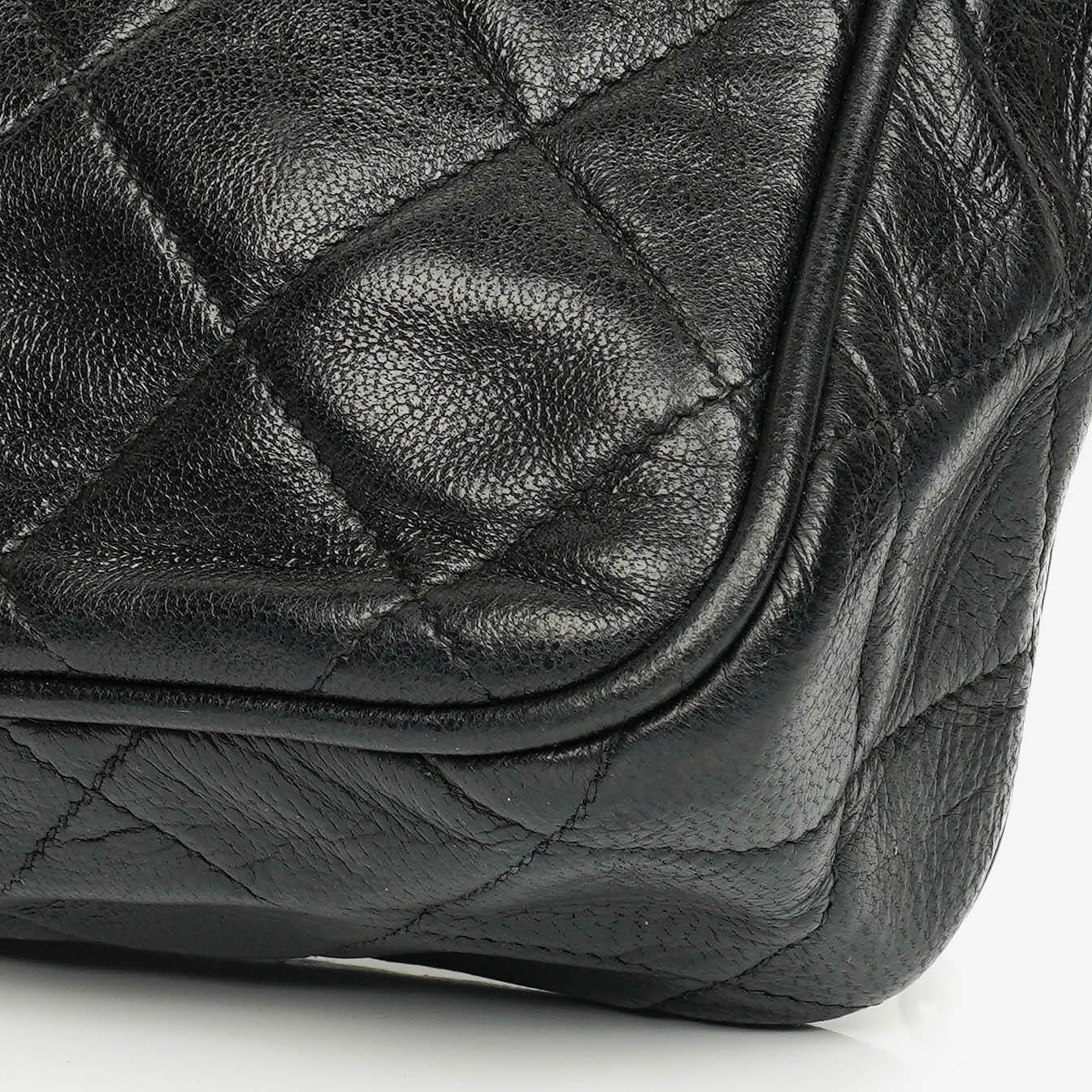 Chanel Vintage CC Camera Bag aus schwarzem gestepptem Lammleder mit Quaste