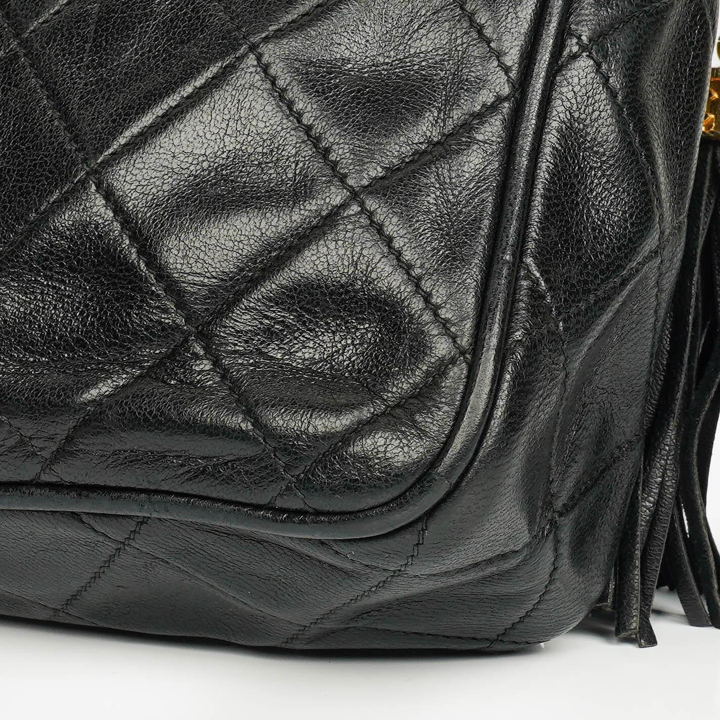 Chanel Vintage CC Camera Bag aus schwarzem gestepptem Lammleder mit Quaste