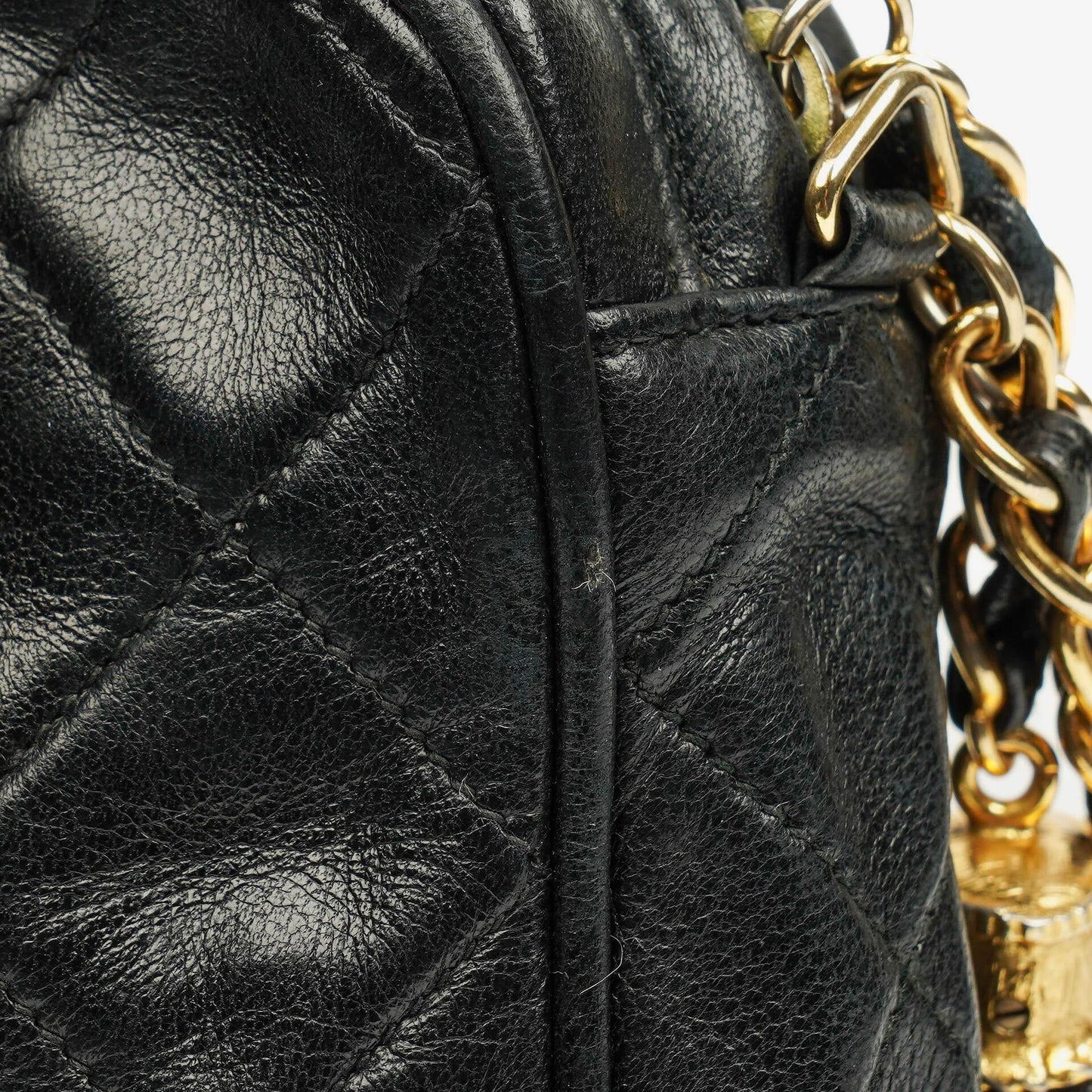 Chanel Vintage CC Camera Bag aus schwarzem gestepptem Lammleder mit Quaste