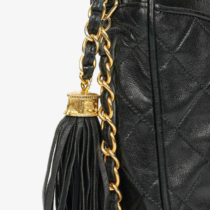 Chanel Vintage CC Camera Bag aus schwarzem gestepptem Lammleder mit Quaste